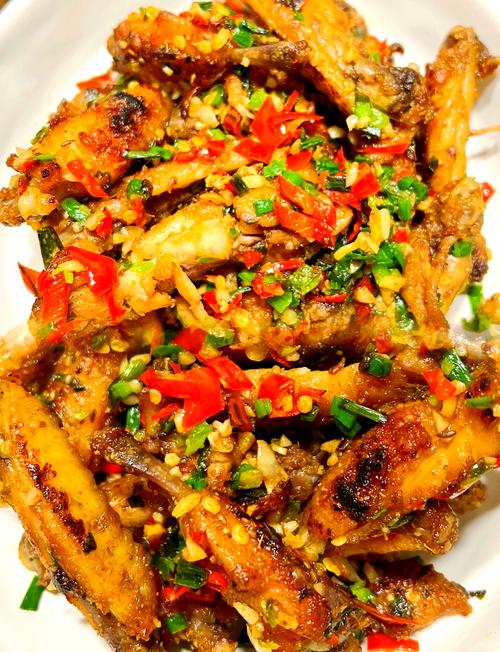 干煸鸡翅的做法_干煸鸡翅，麻辣鲜香，简单下饭！