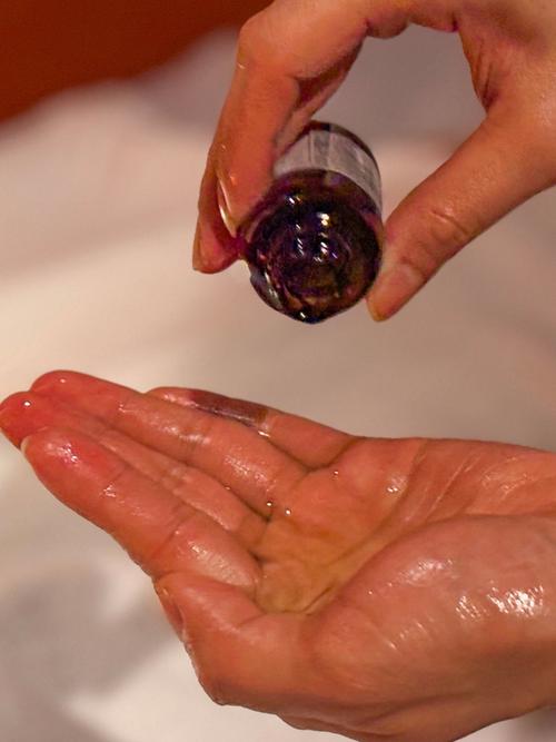 红薯汁液在手上怎么办_削红薯手黏腻？清水洗洗或戴手套