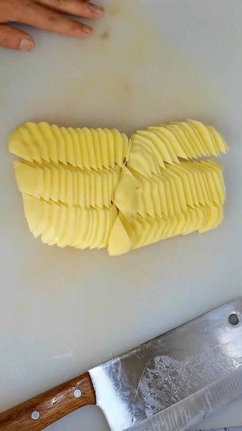 菱形片切菜刀法图解_教你斜切出菱形片，菜美又好看！