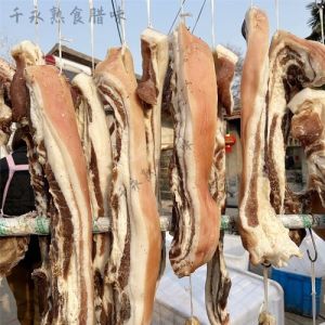 肋条肉跟五花肉一样吗_肋条肉带骨嚼劲，五花肉肥瘦嫩滑