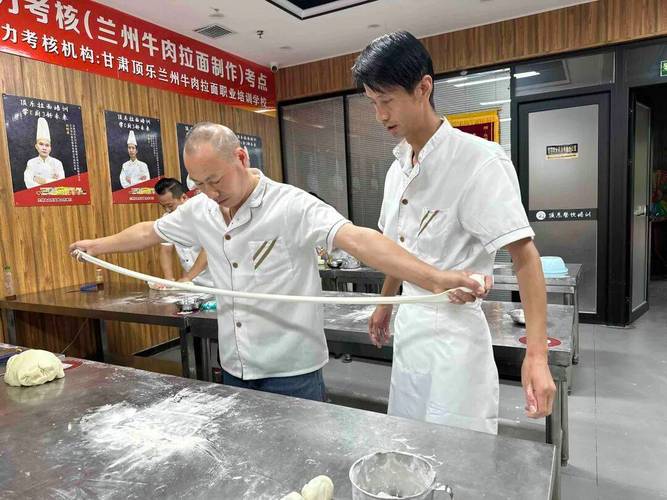 兰州拉面创始人是谁_陈维精到马六七再到马保子，兰州拉面百年传承