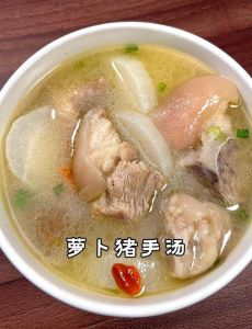 白萝卜黄豆猪脚汤的做法_白萝卜黄豆猪蹄汤，滋补又美味！