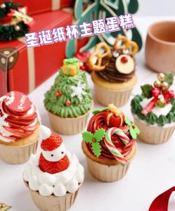 圣诞老人纸杯蛋糕的做法_圣诞红曲纸杯蛋糕，草莓奶油扮圣诞老人
