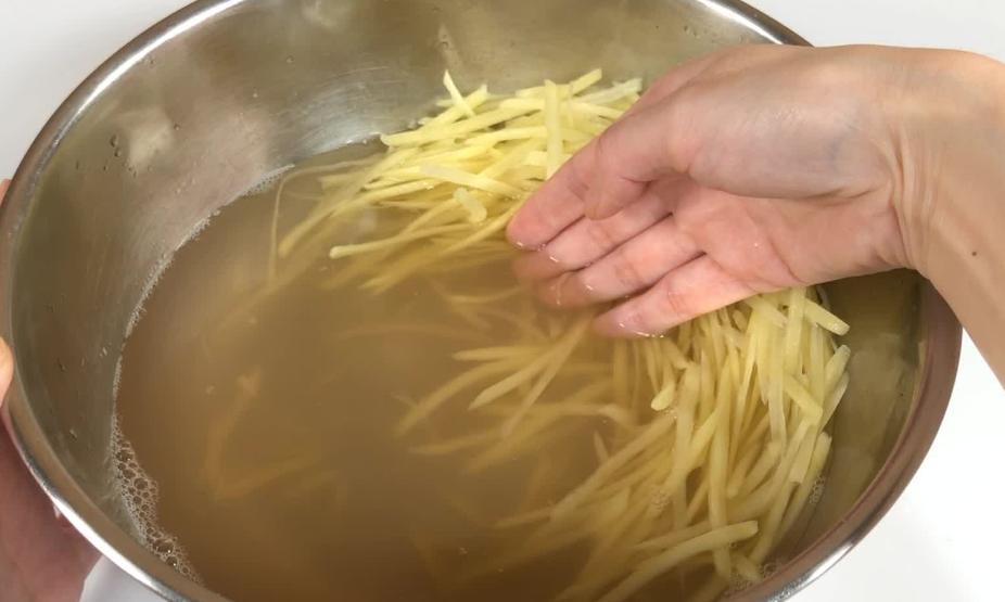 土豆丝焯水要水开吗_加醋泡冰水，热锅凉油快炒
