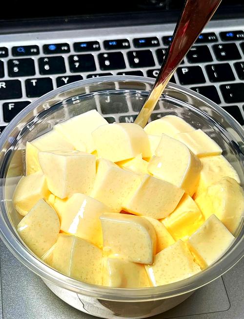 芒果山楂拌奶豆腐的做法_自制芒果山楂奶豆腐，无糖美味！