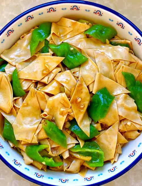 尖椒干豆腐怎么切菱形图解_切干豆腐，泡软滑嫩，炒制入味，南北方叫法不同