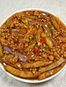 炒茄子丁的家常做法简单_家常茄子丁，蒜香下饭，做法简单！