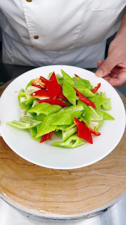 青椒切菱形图解_切菱形辣椒，保嫩去辣小妙招