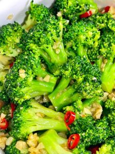 蒜蓉西兰花正确做法_蒜蓉西兰花，脆嫩翠绿，简单炒着就很好吃！