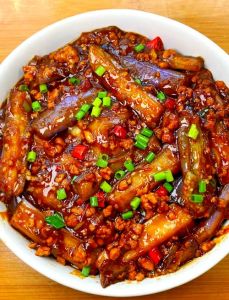 肉末茄子的做法_茄子肉末酱，麻婆豆腐香