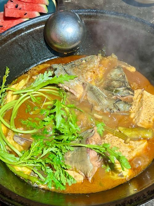炖鲶鱼汤正宗做法_鲶鱼去腥增香做法，炖汤搭配豆腐更营养