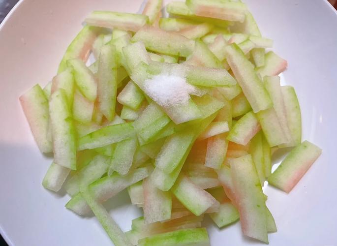 炒西瓜皮的做法_脆爽西瓜皮，解暑又开胃