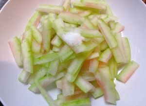 炒西瓜皮的做法_脆爽西瓜皮，解暑又开胃