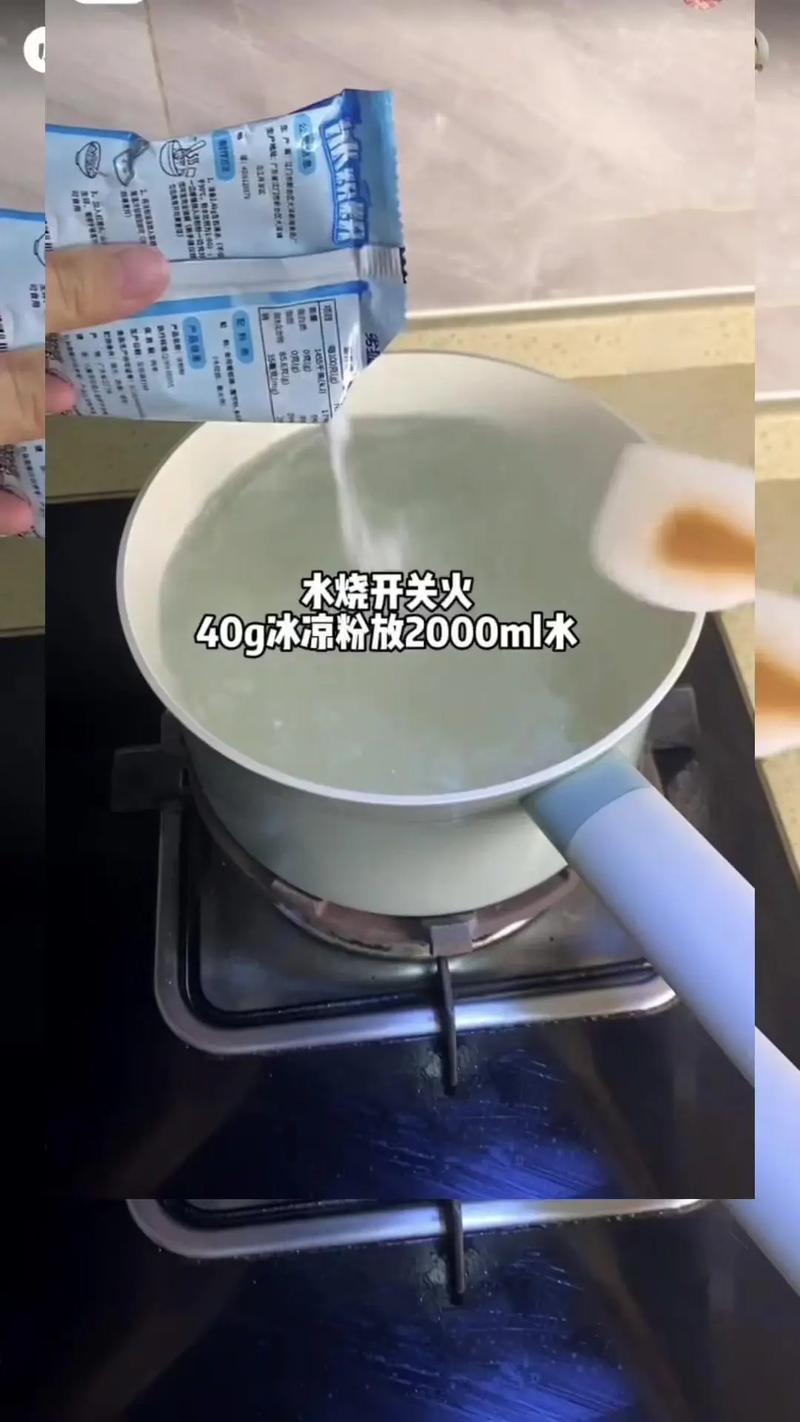自制盐水棒冰的做法_在家做盐水棒冰，清凉解暑超简单！