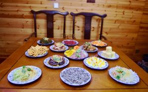 甘肃省镇原县特色美食_黄花菜爆焖羊羔肉黄酒烧鸡，地道风味！