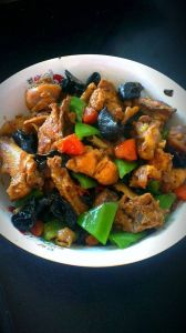 鸡肉炒木耳的做法_鸡肉炒木耳不柴的秘诀