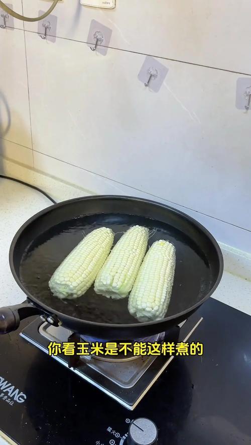 水煮玉米的做法_嫩玉米冰糖小苏打煮8分钟，软糯香甜！