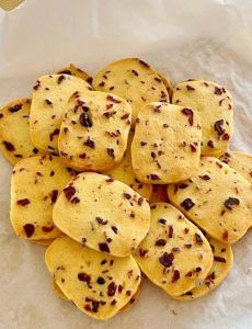 蔓越莓曲奇饼干的做法_烤箱自制蔓越莓曲奇 松脆香甜超简单