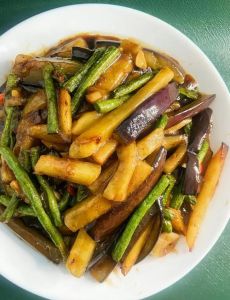 正宗地三鲜的做法_土豆茄子青椒，炸熟调汁翻炒，香咸入味不油腻