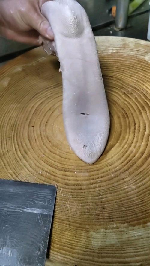 牛舌头怎么去皮图解_清洗焯水刮舌苔，口感更佳