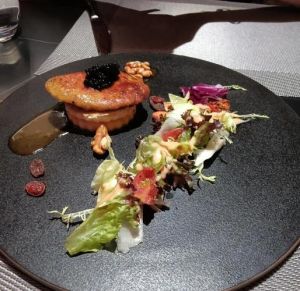 鹅肝跟什么搭配好吃_低温烹饪鹅肝，营养口感佳，午餐时享，注意适量