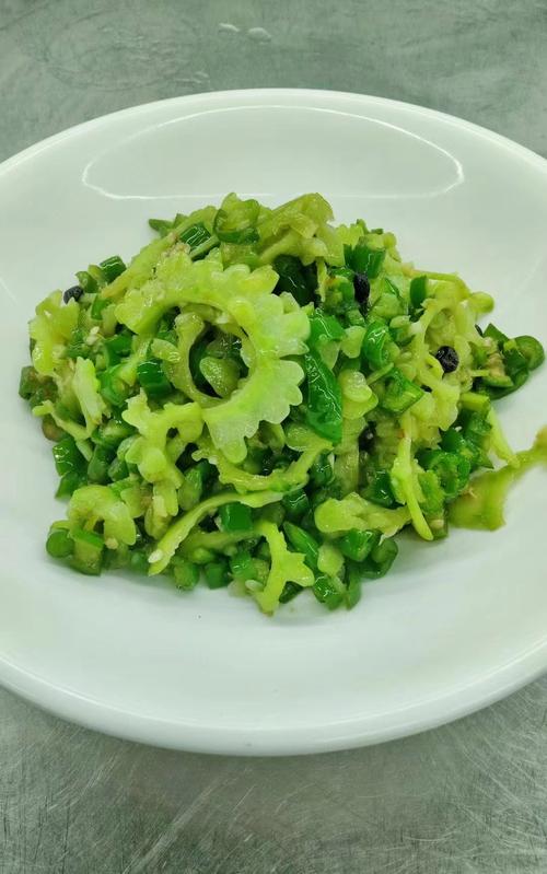 尖椒炒苦瓜的做法_苦瓜炒尖椒，爽口不苦味美