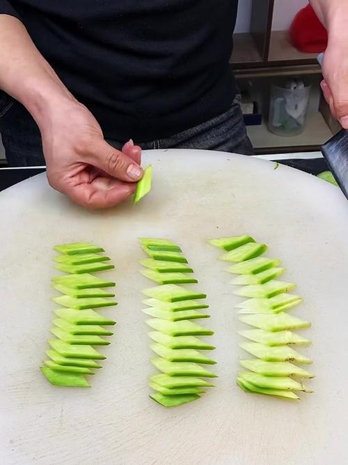 菱形片切菜刀法图解_教你斜切出菱形片，菜美又好看！