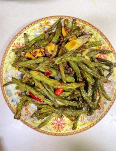 干煸四季豆的做法_干煸四季豆，细长蛇豆更佳，盐搓焯水保脆嫩