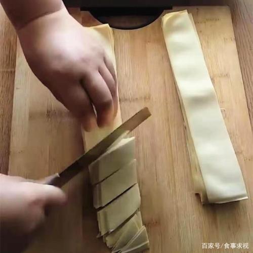 尖椒干豆腐怎么切菱形图解_切干豆腐，泡软滑嫩，炒制入味，南北方叫法不同