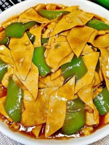 尖椒干豆腐菱形怎么切_中百叶煮菱形干豆腐，切好配尖椒炒着吃