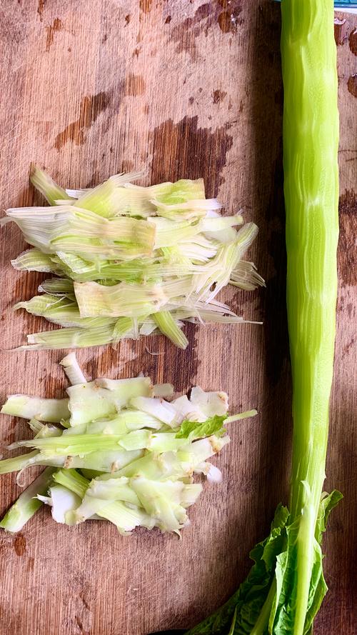 莴笋怎么去皮图解_莴笋去皮妙招，快学大厨技巧！