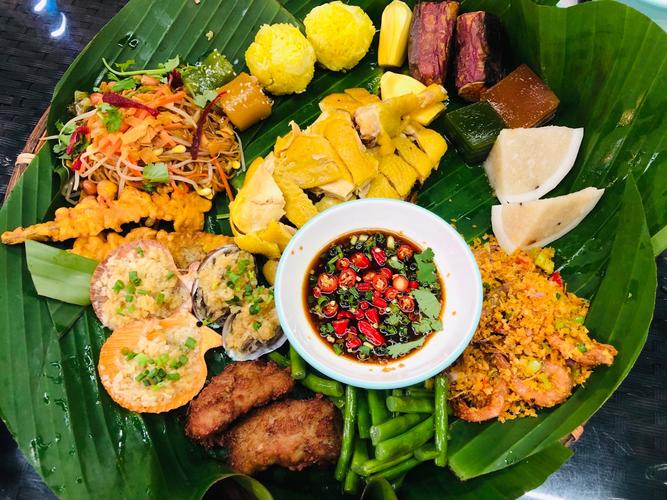 海南十大特色菜_文昌鸡抱罗粉，风味独特！