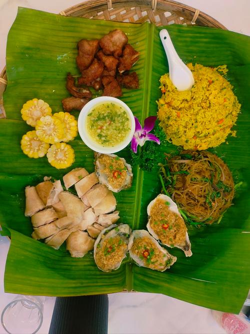 海南十大名菜100例_文昌鸡配蘸料，椰子鸡粉酸辣，清补凉海鲜饭！