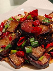 最新湘菜特色菜_湘菜鲜辣下饭，剁椒鱼头辣椒炒肉不容错过！