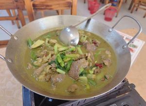 牛瘪火锅起源地_苗族侗族特色美食，牛液锅底香浓美味