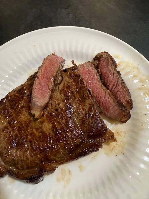 牛排可以用普通油煎吗_选对油烟点足，煎牛排才香