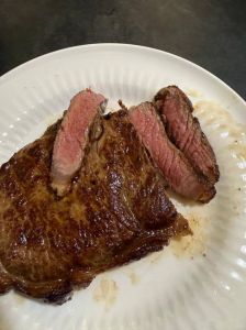 牛排可以用普通油煎吗_选对油烟点足，煎牛排才香