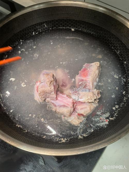 排骨焯水一般要几分钟_冷水下锅焯排骨，去腥不缩肉