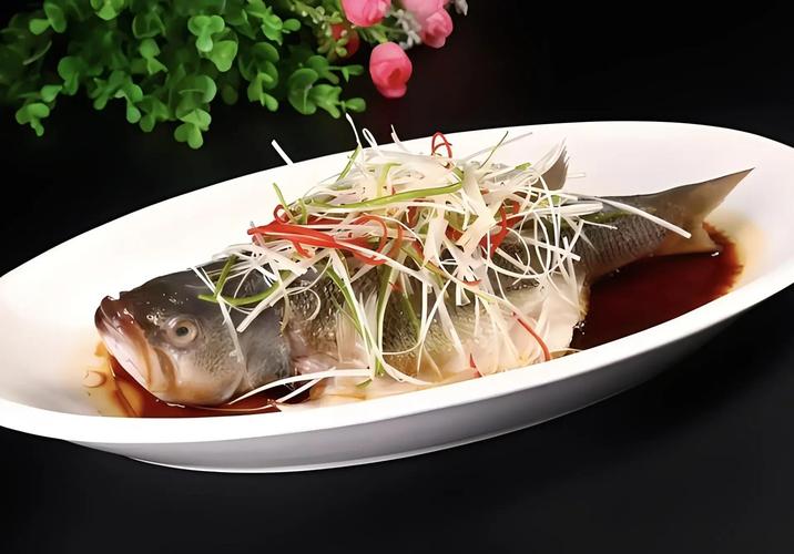 清蒸海鲈鱼怎么做蒸几分钟_鲜嫩海鲈鱼，清蒸去腥味，简单美味