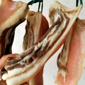 晒腊肉怎么腌制全过程_选肉炒料腌晾晒全过程