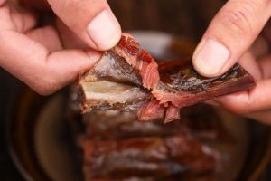 腊排骨怎么腌制全过程_腌腊排骨，香料花椒辣椒，入味增香！