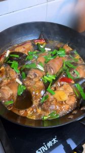 海带和猪蹄一起炖吗_海带猪蹄汤，营养美味，养颜助消化