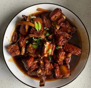 红烧排骨的家常做法_家常红烧排骨，酥烂香甜，做法简单