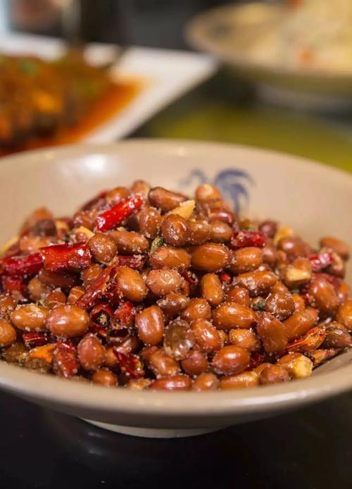 椒盐花生米的做法_自制椒盐花生米，香脆美味易上手！