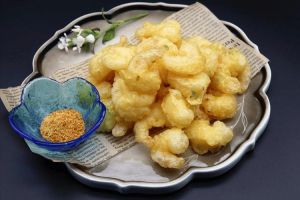 干炸虾仁做法大全家常_干炸虾仁裹粉炸外酥里嫩，太硬温水泡软