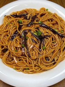 葱油拌面怎么制作葱油_葱油拌面，熬好葱油是关键！