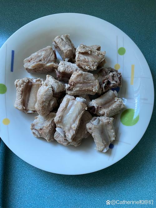 排骨泡了一晚上还用焯水吗_排骨别泡太久，焯水加姜葱更入味！