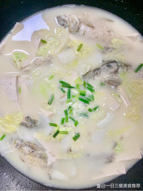 鲫鱼豆腐汤的正宗做法_嫩豆腐配煎鱼，加开水盐后放