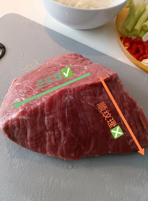 如何切牛肉图解_牛肉嫩不嫩？切对方向是关键！