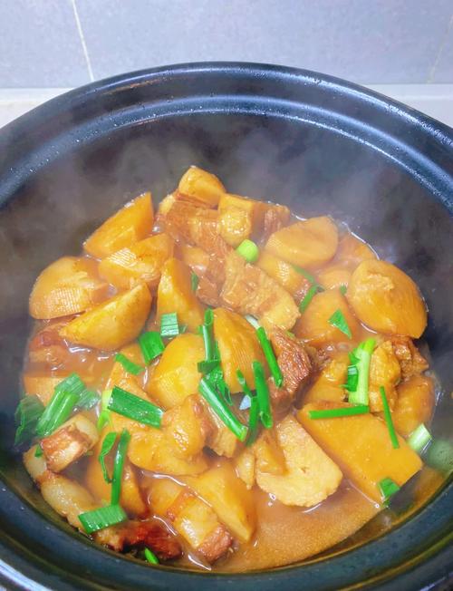 五花肉炖芋头的做法_芋头五花肉，香烂甜糯家常味